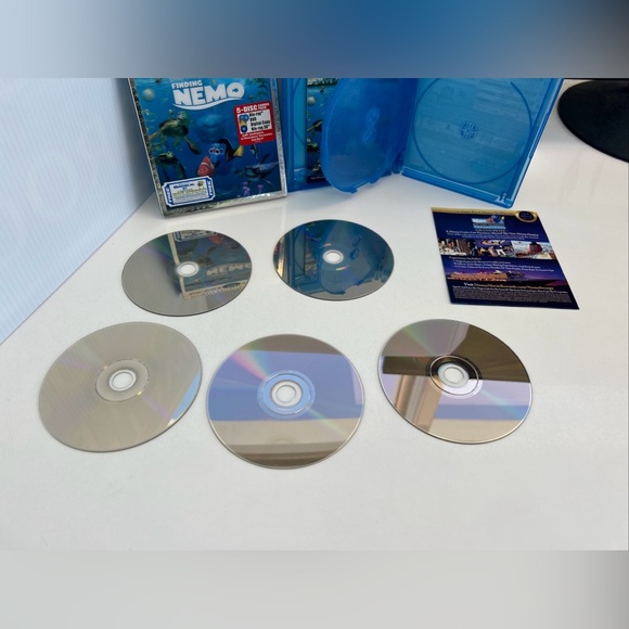Finding Nemo 3D Blu-ray DVD 5-Disc Set Ultimate Edition Lenticular Slipcover - Picture 6 of 12
